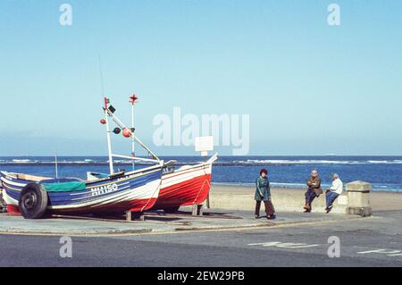 1978 - Redcar - Redcar Meer mit zwei Fischerbooten, die Lady Maude MH150 und die Argus. Die Lady Maude ist ein Fischerboot, das einst den größten Hummer von Redcar landete. Seit Anfang 1960s befindet sich das Lady Maude an derselben Stelle an der Strandpromenade von Redcar, gegenüber dem Royal Hotel. Redcar, Redcar und Cleveland, North Yorkshire, England, Großbritannien, GB, Europa Stockfoto