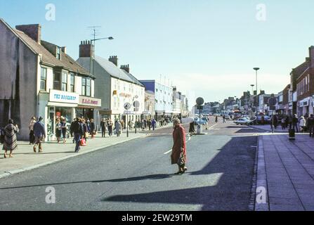 1978 - Redcar - Geschäfte und Einkaufsmöglichkeiten in der Nähe des The Swan Hotel auf Redcar High Street in 1978. Der Schwan ist jetzt eine Filiale von Wilkinsons. Die High Street in Redcar ist jetzt Fußgängerzone und führt zur Esplanade und Seafront. Redcar High st, Redcar, Redcar and Cleveland, North Yorkshire, England, GB, Großbritannien, Europa Stockfoto