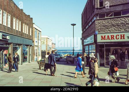 1978 Redcar - Redcar Bath Street März die Schneider mit dem Werbespot - 'März die Schneider kleiden dich gut, beeindrucken dich gut' unter anderem. Bath Straße führt zur Esplanade und Seafront. Redcar High st, Redcar, Redcar and Cleveland, North Yorkshire, England, GB, Großbritannien, Europa Stockfoto