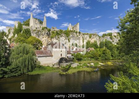 Frankreich, Vienne (86), Angles-sur-l'Anglin, beschriftet Les Plus Beaux Villages de France, die Mühle auf dem Anglin von der Burg dominiert Stockfoto