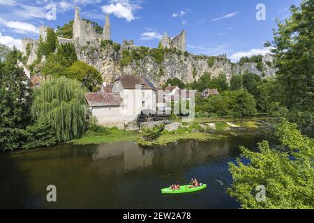 Frankreich, Vienne (86), Angles-sur-l'Anglin, beschriftet Les Plus Beaux Villages de France, die Mühle auf dem Anglin von der Burg dominiert Stockfoto