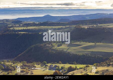 Frankreich, Puy-de-Dome, regionaler Naturpark der Vulkane der Auvergne, Sancy-Massiv, das Chaudefour-Tal und Narurelle Reserve Blick vom Col de la Croix Saint Robert Stockfoto