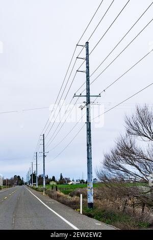 Eine Reihe von Stahlmasten am Franklin Blvd in Scramento County in Kalifornien USA Stockfoto