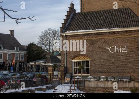 ZUTPHEN, NIEDERLANDE - 14. Feb 2021: Historische mittelalterliche Architektur des Stadtzentrums vor blauem Himmel Stockfoto