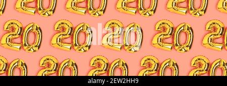 Banner mit Zahlen 20 goldenen Luftballons Muster. Zwanzig Jahre Jubiläum Feier Layout auf einem Korallen Hintergrund. Stockfoto