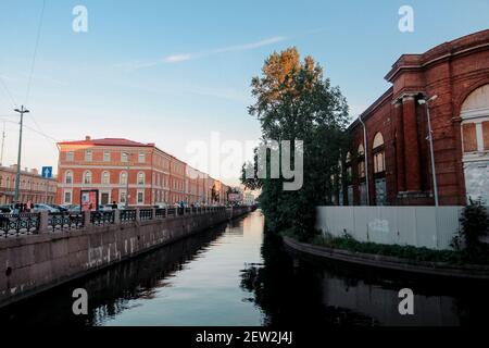 SANKT PETERSBURG, RUSSLAND - 01. Jun 2019: Die Kanäle und der Inselpark von New Holland in Sankt Petersburg, Russland Stockfoto