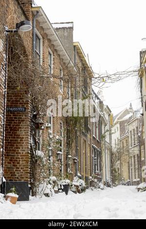 ZUTPHEN, NIEDERLANDE - 08. Feb 2021: Schneesturm, der die Straßen des historischen Stadtzentrums der mittelalterlichen Hansestadt weiß macht Stockfoto