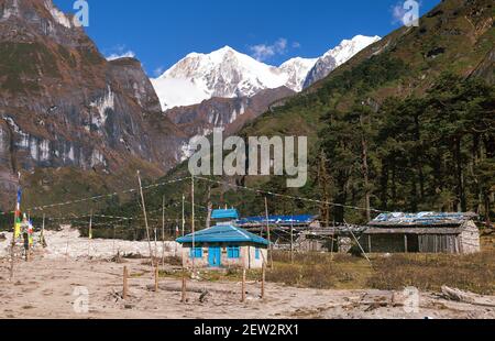 Kleiner Tempel mit buddhistischen Gebetsfahnen im Makalu Barun Nationalpark, Wanderung zum Makalu Basislager, Nepal Himalaya Berge Stockfoto