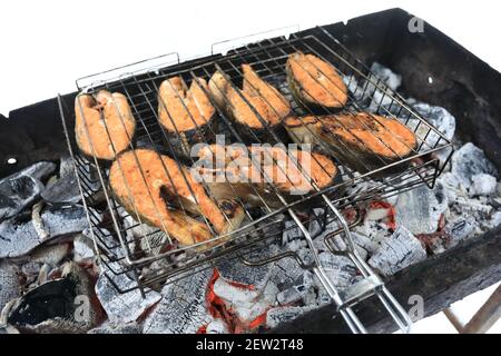 Kochen Wild Coho Lachsfilets auf Grill im Winter Stockfoto
