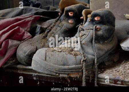 Alte getragene Herren Arbeitsstiefel aus nächster Nähe Stockfoto