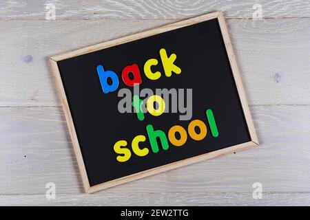 Zurück zur Schule Konzept: Briefe auf einer Tafel Stockfoto