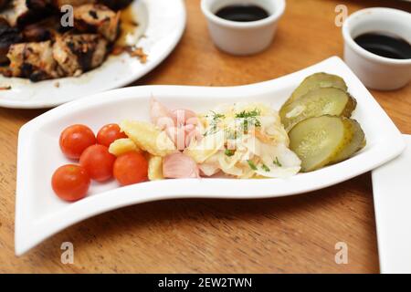 Eingelegte Gurken, Tomaten, Knoblauch, Mais, Kohl mit Fenchel Stockfoto
