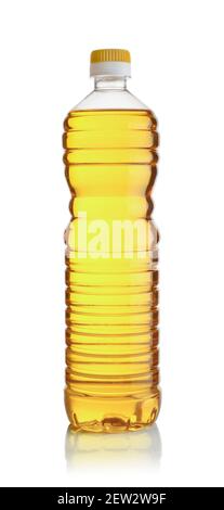 Pflanzenöl in Kunststoffflasche auf weißem Hintergrund isoliert. Stockfoto