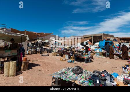 Telouet, Marokko - 14. April 2016: Straßenszene im Dorf Telouet, in der Atlas-Region von Marokko, mit Menschen in einem Straßenmarkt. Stockfoto