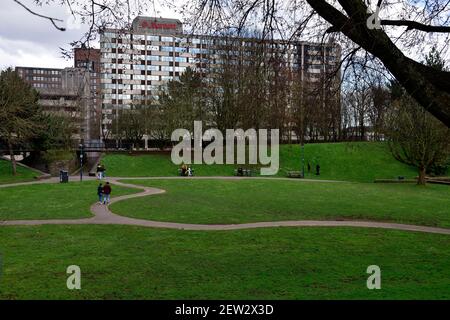 Winterwochenende im Bristol Castle Park mit gewundenen Pfaden und Marriott Hotel, Großbritannien Stockfoto