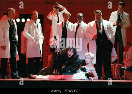 Phil Daniels (Alex), Natalie Roles (A Young Girl) in A CLOCKWORK ORANGE 2004 at the Royalty Theatre, London WC2 26/05/1990 eine Produktion der Royal Shakespeare Company von Anthony Burgess in Zusammenarbeit mit Ron Daniels Musik von The Edge & Bono Design: Richard Hudson Beleuchtung: David Hersey Choreographie: Arlene Phillips Kämpfe: Malcolm Ranson Regie: Ron Daniels Stockfoto