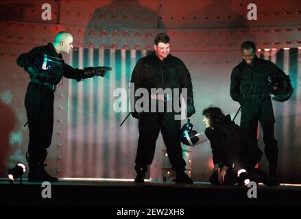 Links: Patrick Brennan (Dim) Rechts: Phil Daniels (Alex), Christopher McHallem (Pete) im UHRWERK ORANGE 2004 im Royalty Theatre, London WC2 26/05/1990 eine Produktion der Royal Shakespeare Company von Anthony Burgess in Zusammenarbeit mit Ron Daniels Musik von The Edge & Bono Design: Richard Hudson Beleuchtung: David Hersey Choreographie: Arlene Phillips Kämpfe: Malcolm Ranson Regie: Ron Daniels Stockfoto