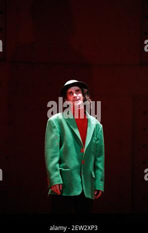 Phil Daniels (Alex) in EINEM UHRWERK ORANGE 2004 im Royalty Theatre, London WC2 26/05/1990 eine Produktion der Royal Shakespeare Company von Anthony Burgess in Zusammenarbeit mit Ron Daniels Musik von The Edge & Bono Design: Richard Hudson Beleuchtung: David Hersey Choreographie: Arlene Phillips Kämpfe: Malcolm Ranson Regie: Ron Daniels Stockfoto