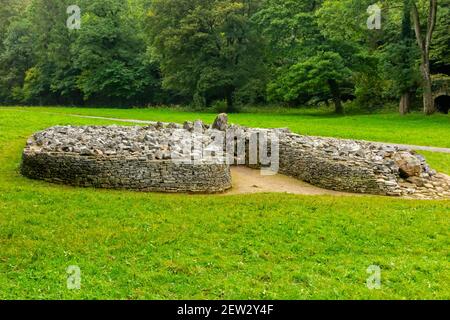 Neolithische Grabkammer im Parc le Breos des Park Le Bruce ein mittelalterlicher Hirschpark im Süden des Gower Peninsula in der Nähe von Swansea Wales Großbritannien Stockfoto