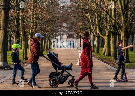 London, Großbritannien. März 2021, 2nd. Die Menschen genießen das Frühlingswetter im Greenwich Park, während London 3 gesperrt bleibt. Kredit: Guy Bell/Alamy Live Nachrichten Stockfoto