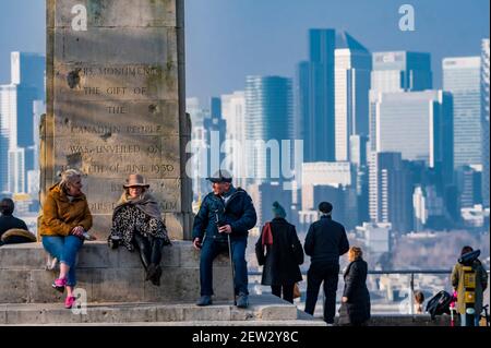 London, Großbritannien. März 2021, 2nd. Die Menschen genießen das Frühlingswetter und die Aussicht auf Canary Wharf im Greenwich Park, während London 3 gesperrt bleibt. Kredit: Guy Bell/Alamy Live Nachrichten Stockfoto