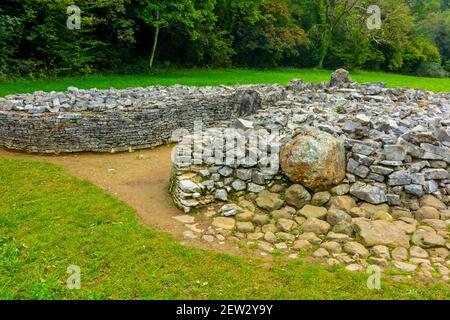 Neolithische Grabkammer im Parc le Breos des Park Le Bruce ein mittelalterlicher Hirschpark im Süden des Gower Peninsula in der Nähe von Swansea Wales Großbritannien Stockfoto