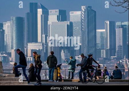 London, Großbritannien. März 2021, 2nd. Die Menschen genießen das Frühlingswetter und die Aussicht auf Canary Wharf im Greenwich Park, während London 3 gesperrt bleibt. Kredit: Guy Bell/Alamy Live Nachrichten Stockfoto