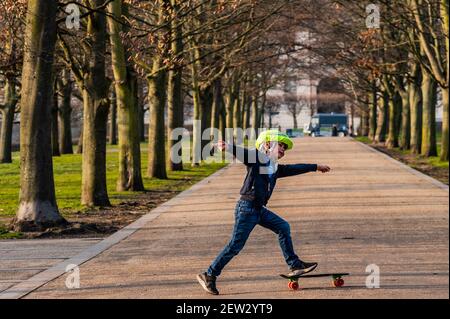 London, Großbritannien. März 2021, 2nd. Die Menschen genießen das Frühlingswetter im Greenwich Park, während London 3 gesperrt bleibt. Kredit: Guy Bell/Alamy Live Nachrichten Stockfoto