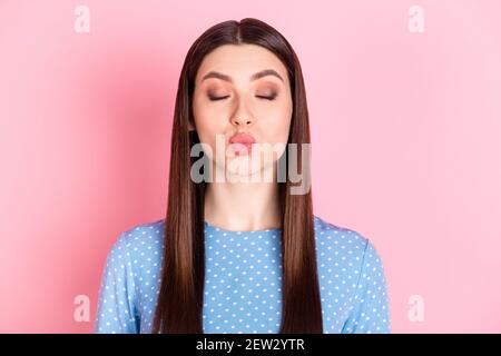 Foto von jungen schönen charmanten schönen verträumten Mädchen mit geschlossen Augen Pout Lippen Kuss isoliert auf rosa Farbe Hintergrund Stockfoto