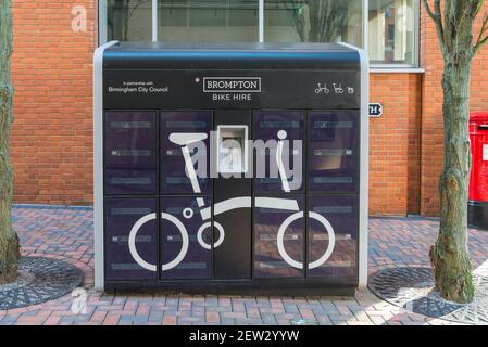 Selbstbedienungs-Brompton-Fahrradverleih-Verkaufseinheit in Brindley Place, Birmingham, Großbritannien Stockfoto