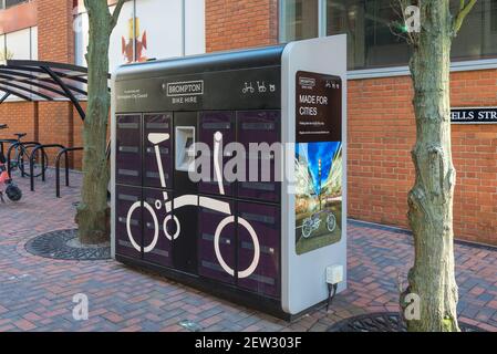 Selbstbedienungs-Brompton-Fahrradverleih-Verkaufseinheit in Brindley Place, Birmingham, Großbritannien Stockfoto