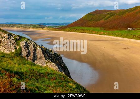 Blick auf den Sandstrand von Rhossili Bay auf dem südwestküste der Gower Halbinsel bei Swansea in Südwales, Großbritannien Stockfoto