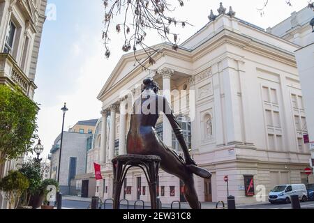 Das Royal Opera House und die 'Young Dancer' Statue von Enzo Plazzotta in Covent Garden, London. Stockfoto