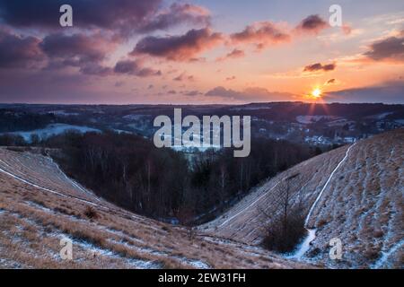 Winteruntergang über Woodchester, Gloucestershire Stockfoto