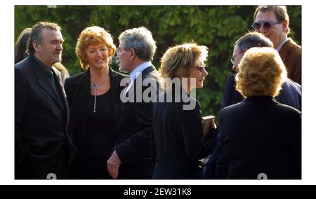 Begräbnis von Adam Faith im Kremitorium in Royal Tunbridge Wells. Zoe Wanamaker unter anderem Berühmtheit Trauerspic David Sandison 19/3/2003 Stockfoto