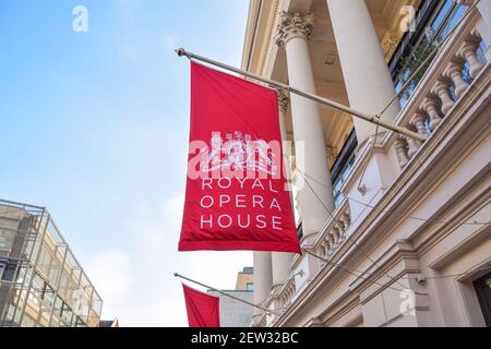 Eingangsflaggen am Royal Opera House in Covent Garden, London. Stockfoto