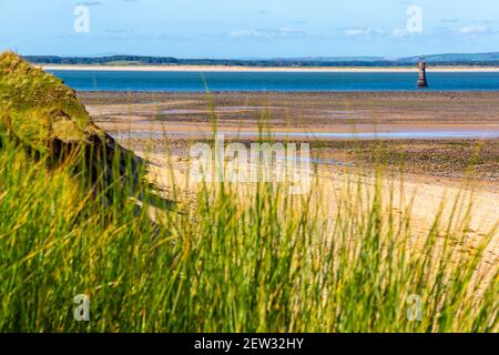 Blick über Whiteford Sands zum gusseisernen Whiteford Lighthouse Der nördlichste Strand auf der Gower Halbinsel in der Nähe von Swansea In Südwales, Großbritannien Stockfoto