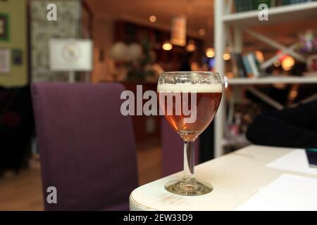 Ein Glas frisches Bier auf dem Tisch Stockfoto