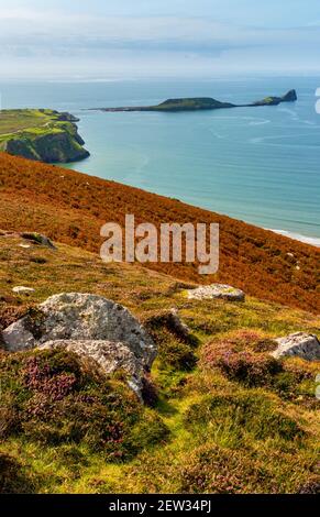 Blick auf den Worms Head eine Karbonbon-Kalksteinspitze auf der westliche Seite der Gower Peninsula in der Nähe von Swansea South Wales VEREINIGTES KÖNIGREICH Stockfoto