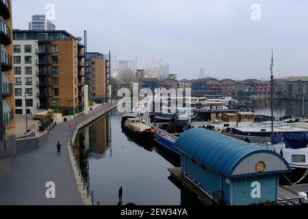 LONDON - 2nd. MÄRZ 2021: Blick auf das Blackwall Basin in Canary Wharf. Die Arena O2 ist im Hintergrund zu sehen. Stockfoto