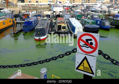 LONDON - 2nd. MÄRZ 2021: Das Limehouse Basin in Limehouse. Ein Schild ohne Schwimmschild neben dem Yachthafen. Stockfoto