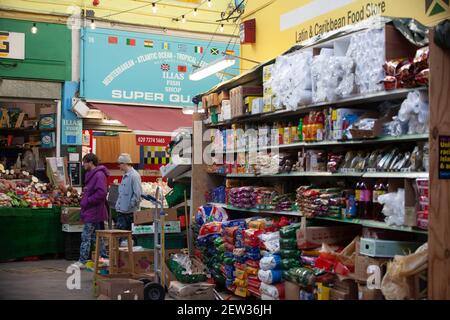 Brixton, Großbritannien, 2. März 2021: Obwohl der Lockdown-Rat ist, zu Hause zu bleiben, und die Straßen und Einkaufspassagen von Brixton sind weniger beschäftigt als üblich, gibt es immer noch viele Menschen unterwegs. Anna Watson/Alamy Live News Stockfoto