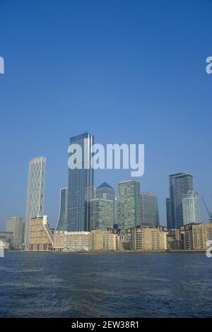 LONDON - 2nd. MÄRZ 2021: Blick auf die Skyline von Canary Wharf von Rotherhithe. Aufgenommen an einem sonnigen Tag mit blauem Himmel. Stockfoto