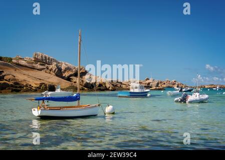 Boote und klares Wasser am Strand von Coz-Pors in Tregastel, Côtes d'Armor, Bretagne, Frankreich Stockfoto