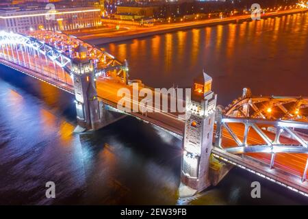 Sankt Petersburg. Russland. Bolscheokhtinsky Brücke in der Nacht Luftaufnahme. Peter der große Brücke über die Neva Stockfoto