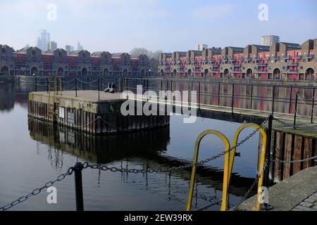 LONDON - 2nd. MÄRZ 2021: Das Shadwell Basin Gehäuse und Freizeit Dock in Wapping. Stockfoto