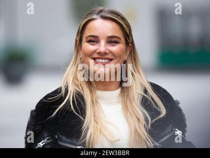 London, Großbritannien. März 2021, 2nd. Fernsehmoderator und Radiomoderator Sian Welby verlässt die Global Radio Studios in London. Kredit: Mark Thomas/Alamy Live Nachrichten Stockfoto