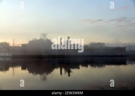 Ein stillgelegtes amphibisches Schiff der USN, das in Philadelphia an der Andockside liegt Stockfoto