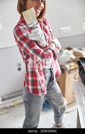 Fröhliche Frau Maler in Arbeit Handschuhe posieren für die Kamera Stockfoto
