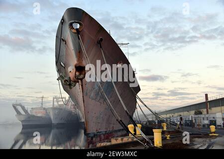 Stillgelegte USN Schiff Andockside in Philadelphia mit anderen in der Hintergrund Stockfoto